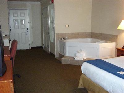 фото отеля Holiday Inn Express Hotel & Suites Watsonville