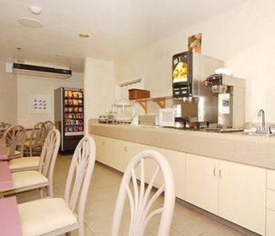 фото отеля Econo Lodge Inn & Suites Roseburg