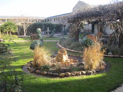 фото отеля Vineyard Court Designer Suites Hotel