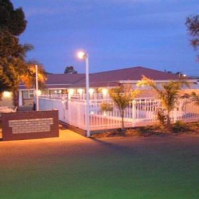 фото отеля Charles Rasp Motor Inn & Cottages