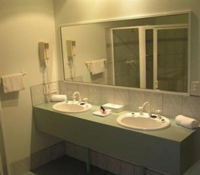 фото отеля Charles Rasp Motor Inn & Cottages