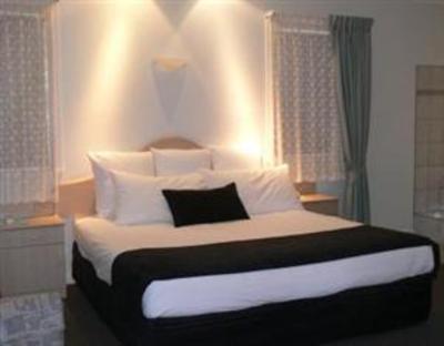 фото отеля Charles Rasp Motor Inn & Cottages