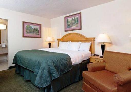 фото отеля Clarion Inn & Suites Murfreesboro