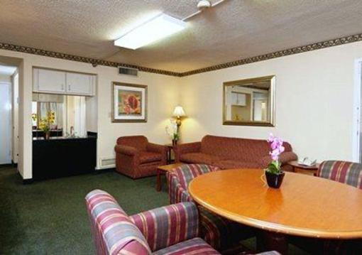фото отеля Clarion Inn & Suites Murfreesboro