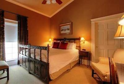 фото отеля Saras Bed & Breakfast Inn Houston