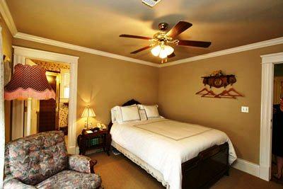 фото отеля Saras Bed & Breakfast Inn Houston