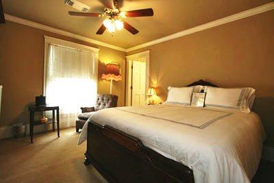 фото отеля Saras Bed & Breakfast Inn Houston