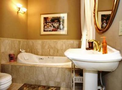 фото отеля Saras Bed & Breakfast Inn Houston