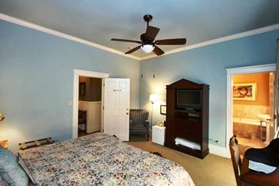 фото отеля Saras Bed & Breakfast Inn Houston