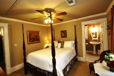 фото отеля Saras Bed & Breakfast Inn Houston