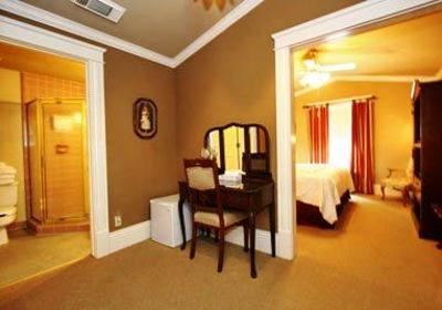 фото отеля Saras Bed & Breakfast Inn Houston