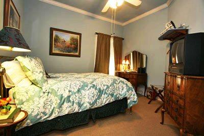 фото отеля Saras Bed & Breakfast Inn Houston