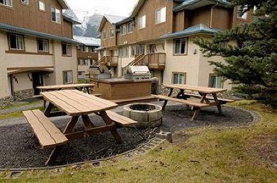 фото отеля Banff Boundary Lodge