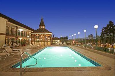 фото отеля Anaheim Camelot Inn & Suites
