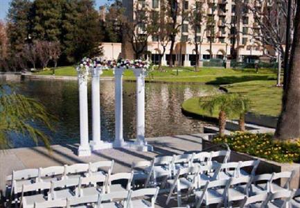 фото отеля Costa Mesa Marriott Suites