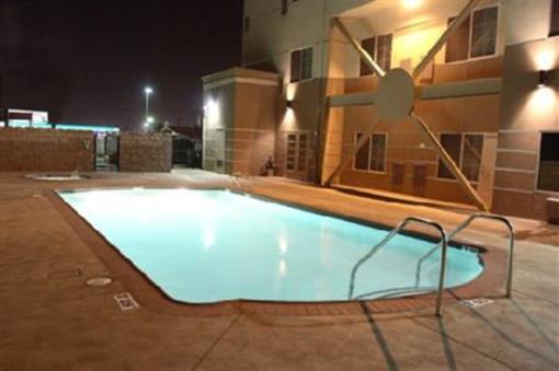 фото отеля Holiday Inn Express & Suites Bakersfield Central