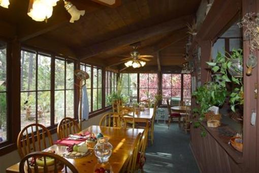 фото отеля Strawberry Creek Inn Idyllwild