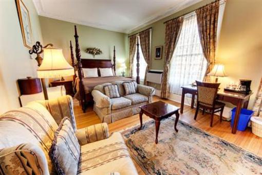 фото отеля The Woodlawn Inn