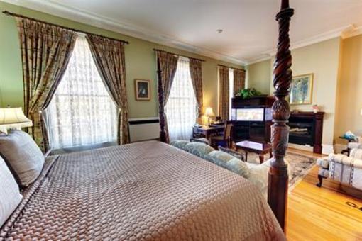 фото отеля The Woodlawn Inn