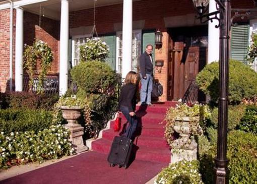 фото отеля The Woodlawn Inn