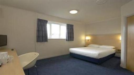 фото отеля Travelodge Cardiff West