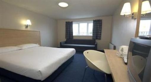 фото отеля Travelodge Cardiff West