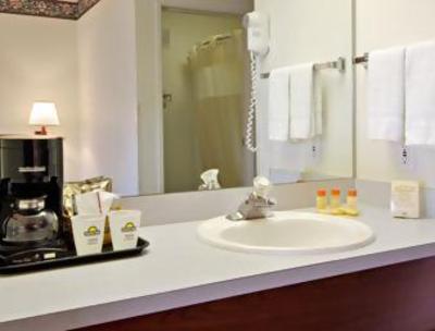 фото отеля Days Inn & Suites Vancouver