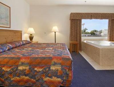 фото отеля Days Inn and Suites Bridgeview Lodge Mackinaw City