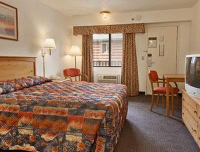 фото отеля Days Inn and Suites Bridgeview Lodge Mackinaw City