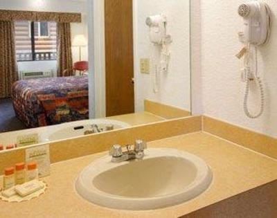 фото отеля Days Inn and Suites Bridgeview Lodge Mackinaw City