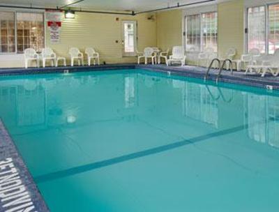 фото отеля Days Inn and Suites Bridgeview Lodge Mackinaw City