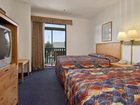 фото отеля Days Inn and Suites Bridgeview Lodge Mackinaw City