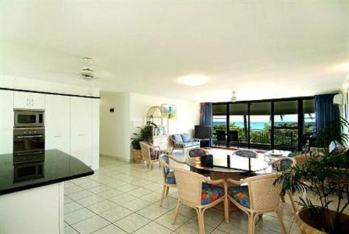 фото отеля Roydon Beachfront Apartments