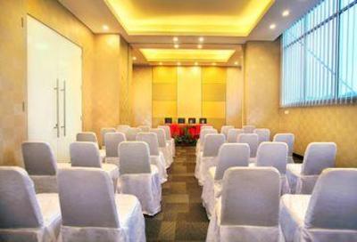 фото отеля Favehotel Adi Sucipto Solo