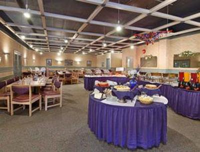 фото отеля Ramada Hotel and Golf Dome Saskatoon