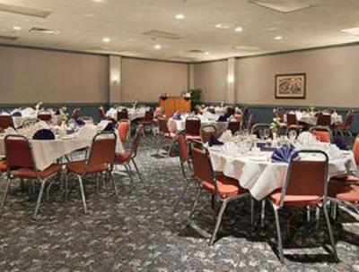 фото отеля Ramada Hotel and Golf Dome Saskatoon
