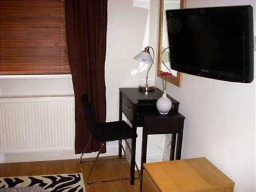 фото отеля Lawrence Road Guest House London