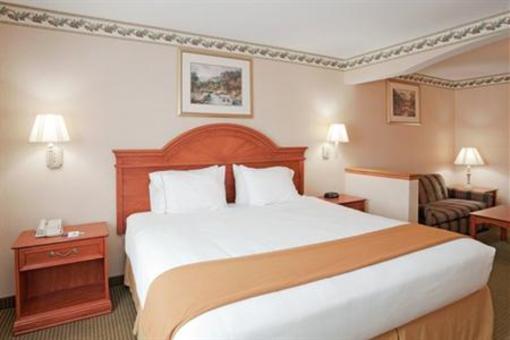 фото отеля Holiday Inn Express Hotel & Suites Defiance