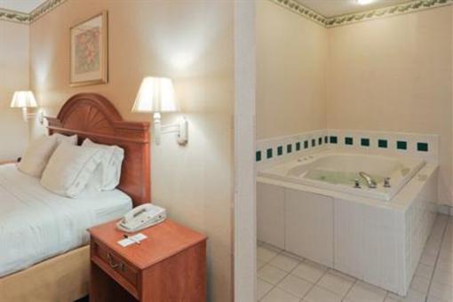 фото отеля Holiday Inn Express Hotel & Suites Defiance