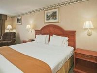 Holiday Inn Express Hotel & Suites Defiance