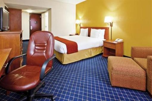 фото отеля Holiday Inn Express Hotel & Suites Nashville - I-40 & 1-24 Spence Lane