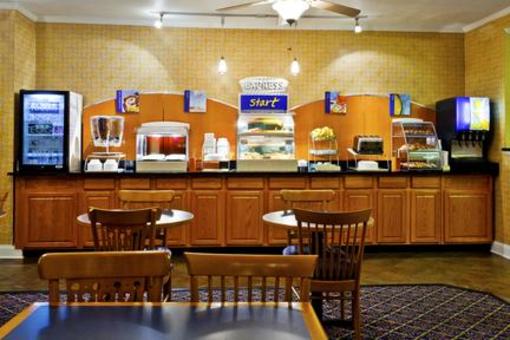 фото отеля Holiday Inn Express Hotel & Suites Nashville - I-40 & 1-24 Spence Lane