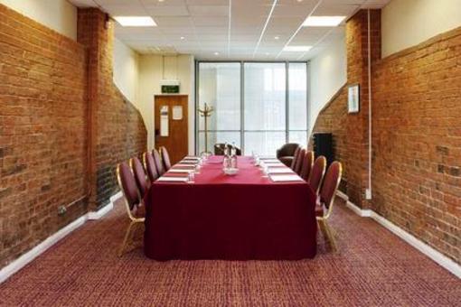 фото отеля Holiday Inn Ellesmere Port