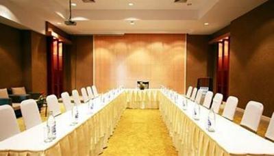 фото отеля Golden Crown Plaza Hotel