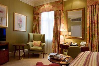 фото отеля Macdonald New Blossoms Hotel