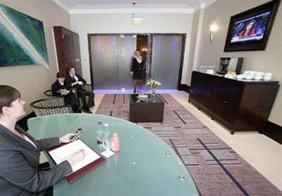 фото отеля Macdonald New Blossoms Hotel