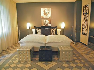 фото отеля Bed & Breakfast Haus Unter Den Linden