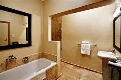 фото отеля Ambassador Self Catering Apartments