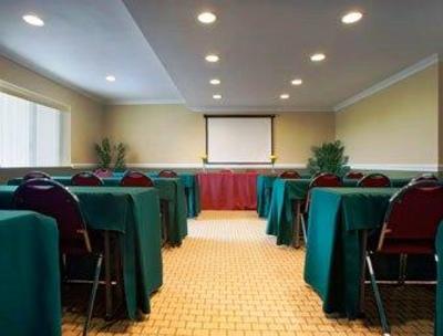 фото отеля Howard Johnson Inn & Suites - Reseda