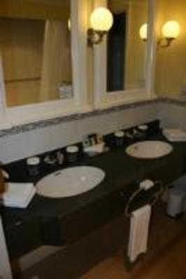 фото отеля Holiday Inn Sutton London